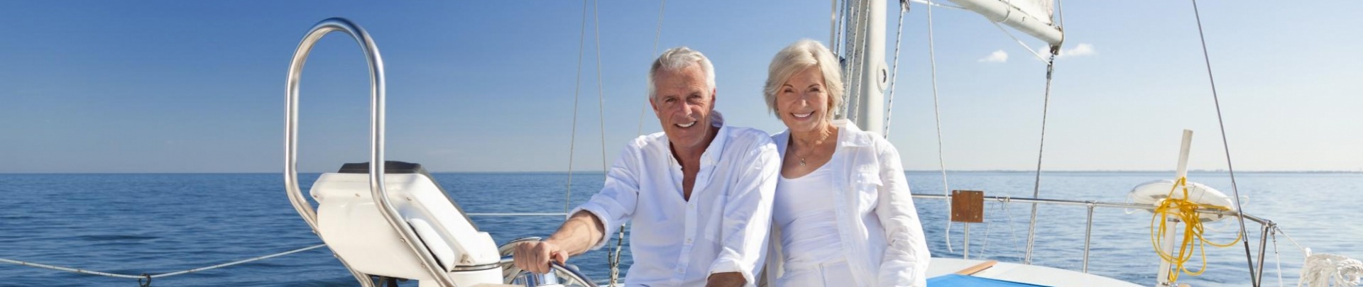 Man en vrouw die de wereld over zeilen  
