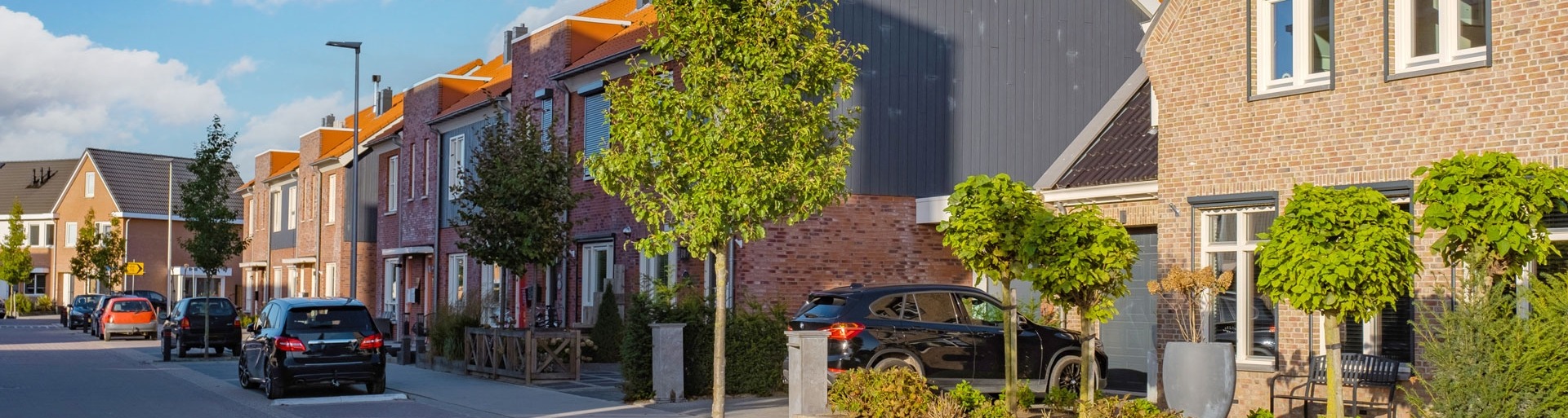 Nederlandse buitenwijk met moderne gezinswoningen
